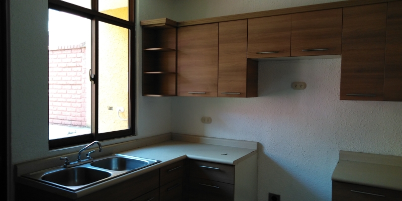 VENDO CASA EN EL RESIDENCIAL LOS FAROLES SAN LUCAS SACATEPQUEZ  
