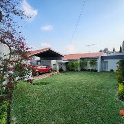 Casa en Venta de Un Nivel y Amplio Jardín San Cristóbal