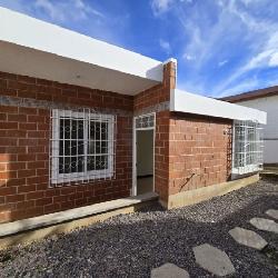 Casa en Renta San Cristóbal - Un Nivel y 4 Parqueos