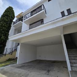 Casa en Venta en Condominio sobre Bulevar San Cristóbal