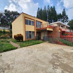 Casa en Renta San Cristóbal, afuera de garita