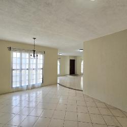 Casa en Venta San Cristóbal con 2 Locales o 5 Parqueos