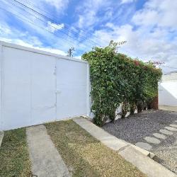 Casa en Renta San Cristóbal - Un Nivel y 4 Parqueos