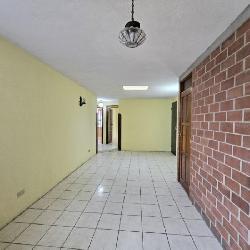 Casa en Venta Zona 11 Mariscal, con 3 apartamentos