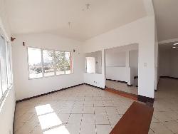 Casa en Venta con amplio jardín en San Cristobal Mixco