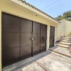 Casa en Venta San Cristóbal con 2 Locales o 5 Parqueos