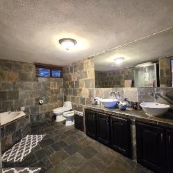 Casa en Venta en Condominio sobre Bulevar San Cristobal