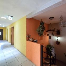 Casa grande en Venta en San Cristóbal y 2 Apartamentos