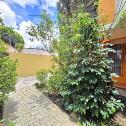 Casa grande en Venta en San Cristóbal y 2 Apartamentos