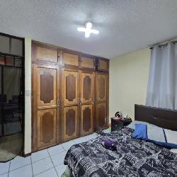 Casa en Venta Zona 11 Mariscal, con 3 apartamentos