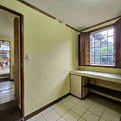 Casa en Venta Zona 11 Mariscal, con 3 apartamentos