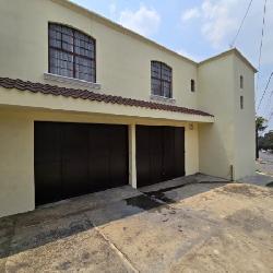 Casa en Venta San Cristóbal con 2 Locales o 5 Parqueos