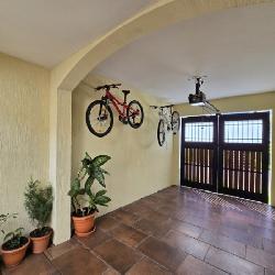 Casa en Venta Condado Naranjo de 4 habitaciones, Mixco