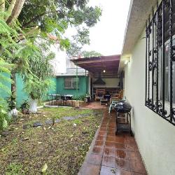 Casa en Venta Zona 11 Mariscal, con 3 apartamentos