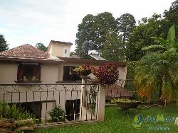 Casa en Venta Zona 16 Afuera de Garita, amplia y jardín