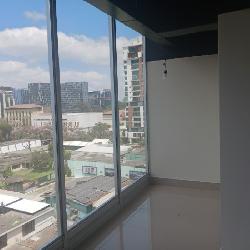 Oficina amplia en renta en VASANTA Plaza Zona 10 Ciudad