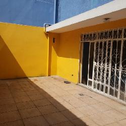 Casa fuera de garita en RENTA zona 12 La Reformita