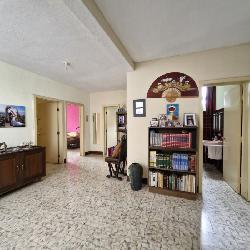 Casa en Venta en Zona 10 a dos cuadras Diagonal 6