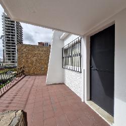 Casa en Venta en Zona 10 a dos cuadras Diagonal 6