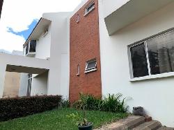 Casa en Venta en Jacarandas de Cayalá zona 15