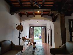 Se vende casa en residencial cercano a Antigua G.