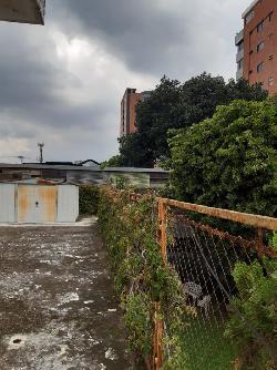 Amplio terreno en venta con construcción para demoler