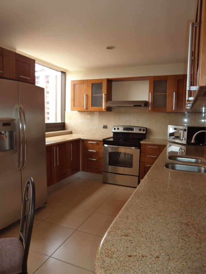 En renta hermoso apartamento amueblado en la Zona 14