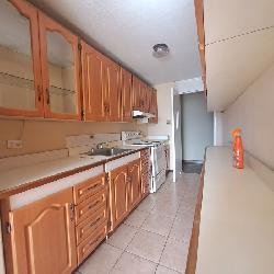 Apartamento en nivel alto en venta zona 15, remodelar