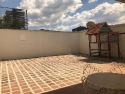 Apartamento en nivel alto en venta zona 15, remodelar