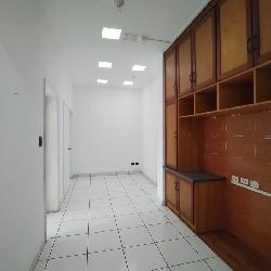 Casa para oficinas en zona 10 sobre la 6ta avenida 