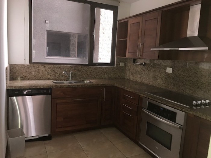 Apartamento en renta en edificio de zona 15