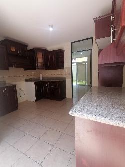 Casa en renta Quinta los Encinos zona 7 de Mixco