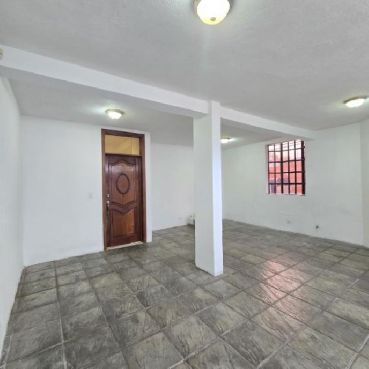 Casa en Renta Zona 16 Guatemala, afuera de garita