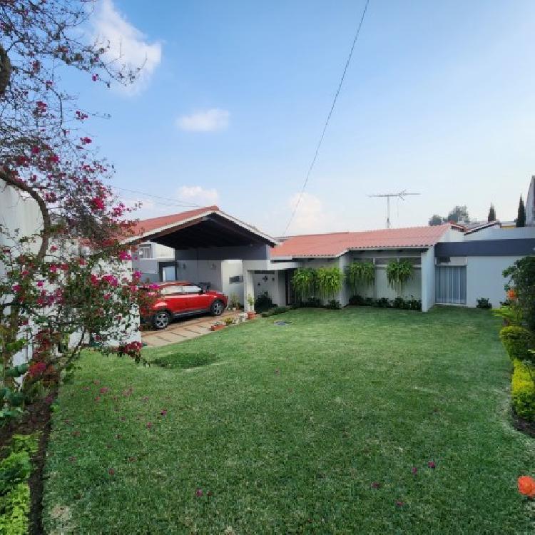 Casa en Venta de Un Nivel y Amplio Jardín San Cristóbal