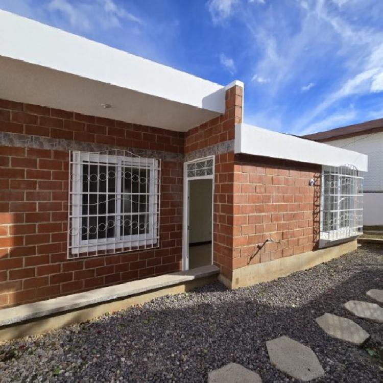 Casa en Renta San Cristóbal - Un Nivel y 4 Parqueos