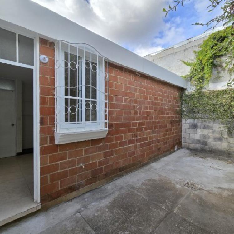 Casa en Renta San Cristóbal - Un Nivel y 4 Parqueos