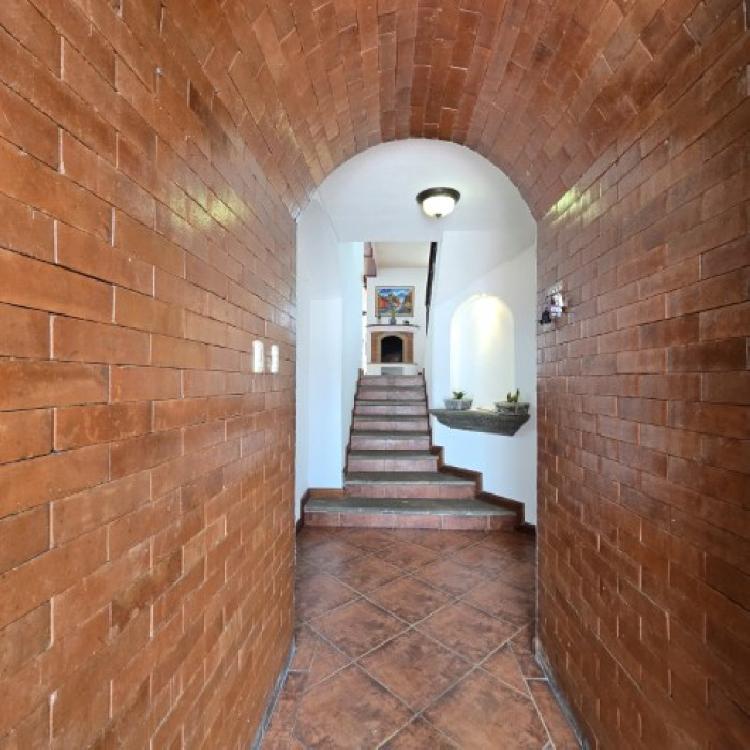 Casa en Venta cerca de Bulevar San Cristóbal, Guatemala