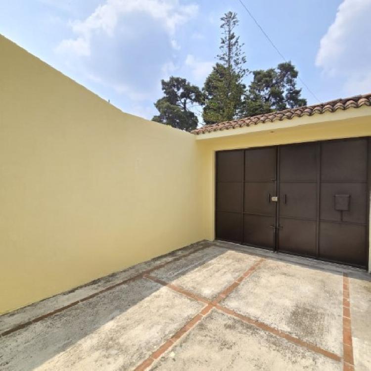 Casa en Venta San Cristóbal con 2 Locales o 5 Parqueos