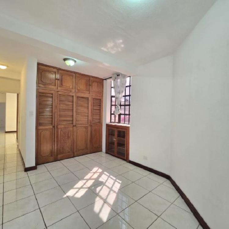 Casa en Renta Zona 16 Guatemala, afuera de garita