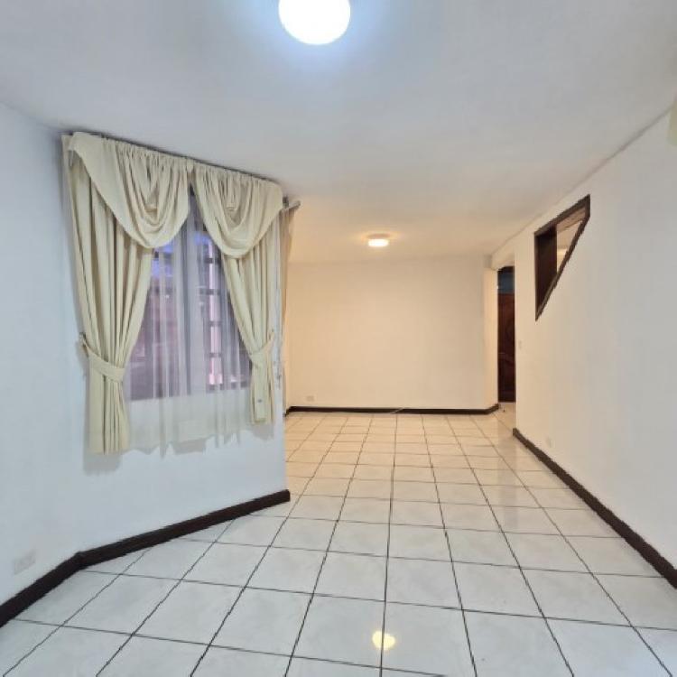Casa en Renta Zona 16 Guatemala, afuera de garita