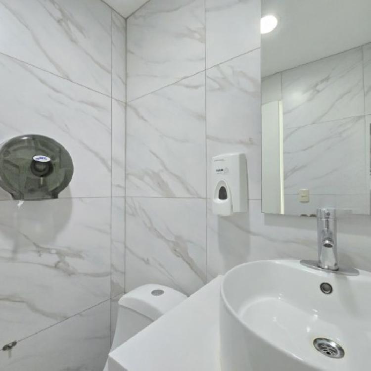 Oficina Amueblada y Equipada en Venta Zona 14 Europlaza