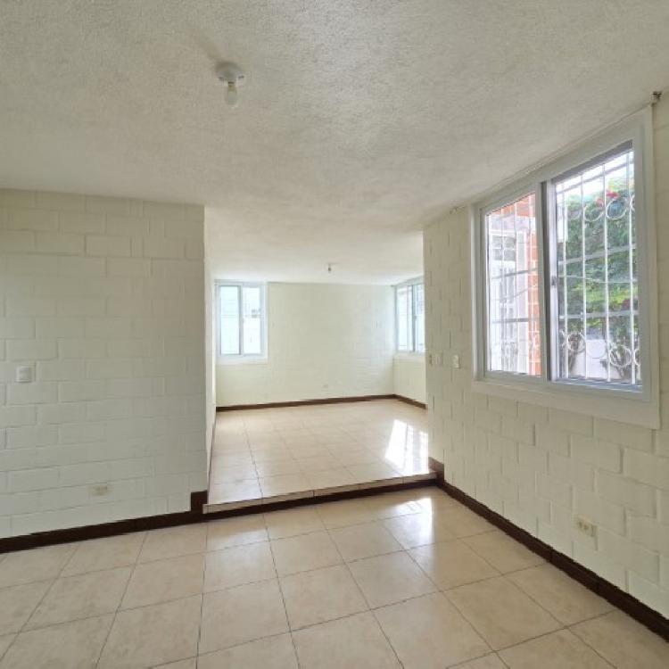 Casa en Renta San Cristóbal - Un Nivel y 4 Parqueos