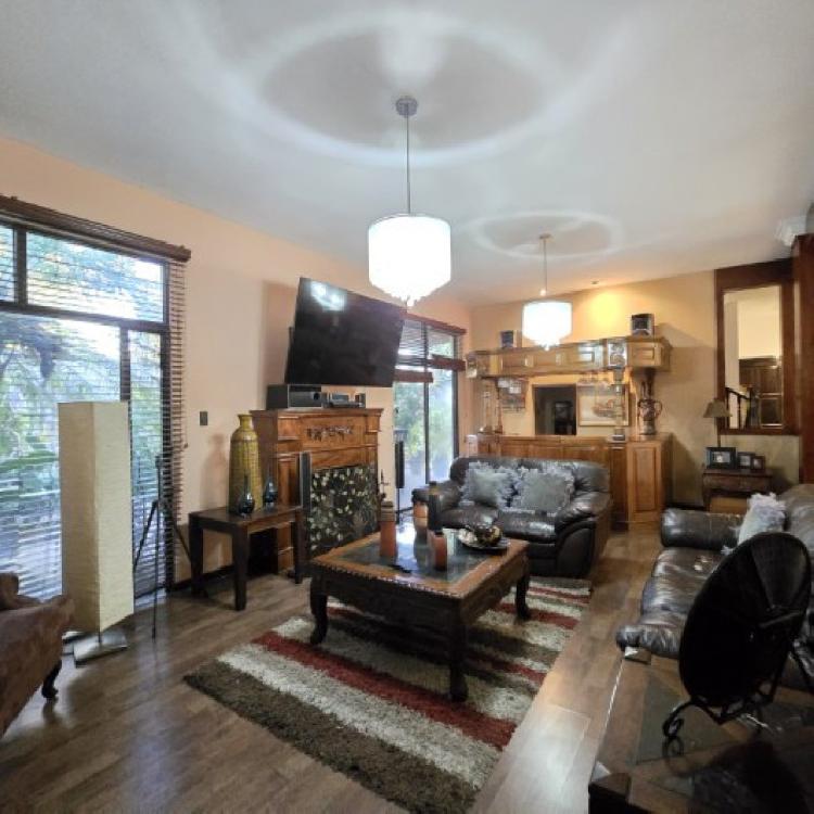 Casa en Venta en Condominio sobre Bulevar San Cristobal