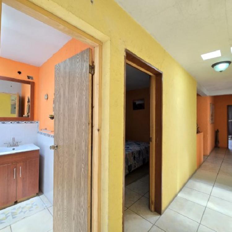 Casa grande en Venta en San Cristóbal y 2 Apartamentos