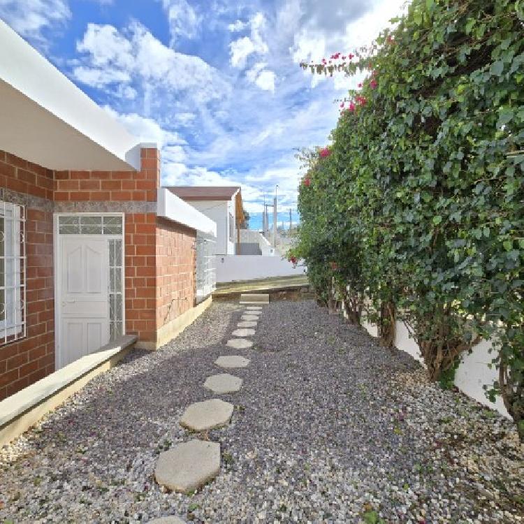 Casa en Renta San Cristóbal - Un Nivel y 4 Parqueos