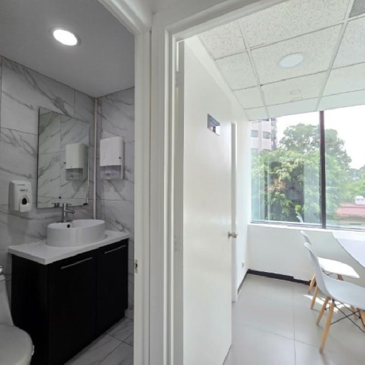 Oficina Amueblada y Equipada en Venta Zona 14 Europlaza