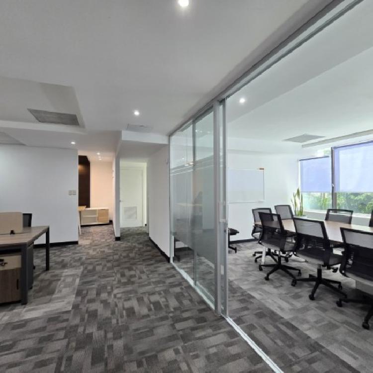Oficina Amueblada y Equipada en Venta Zona 14 Europlaza