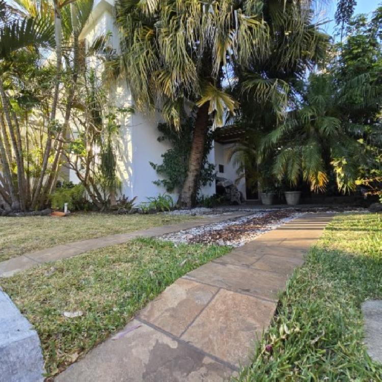 Casa en Venta en Condominio sobre Bulevar San Cristobal