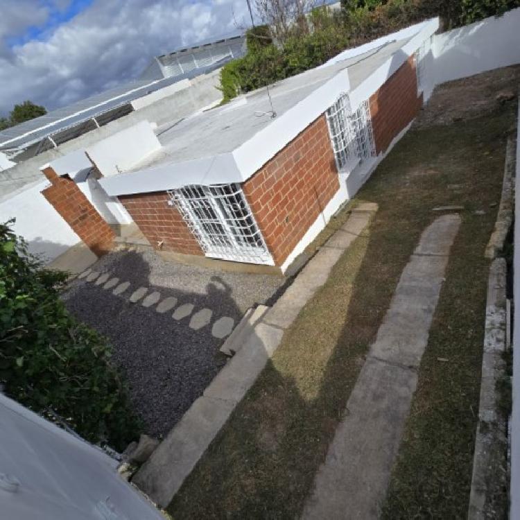 Casa en Renta San Cristóbal - Un Nivel y 4 Parqueos