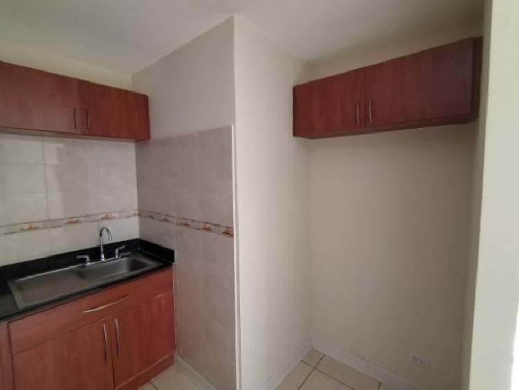 Apartamento en Renta Jardines de La Floresta con Balcón